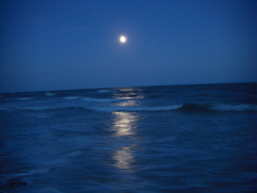 092008fullmoonoveroceanhhi.jpg